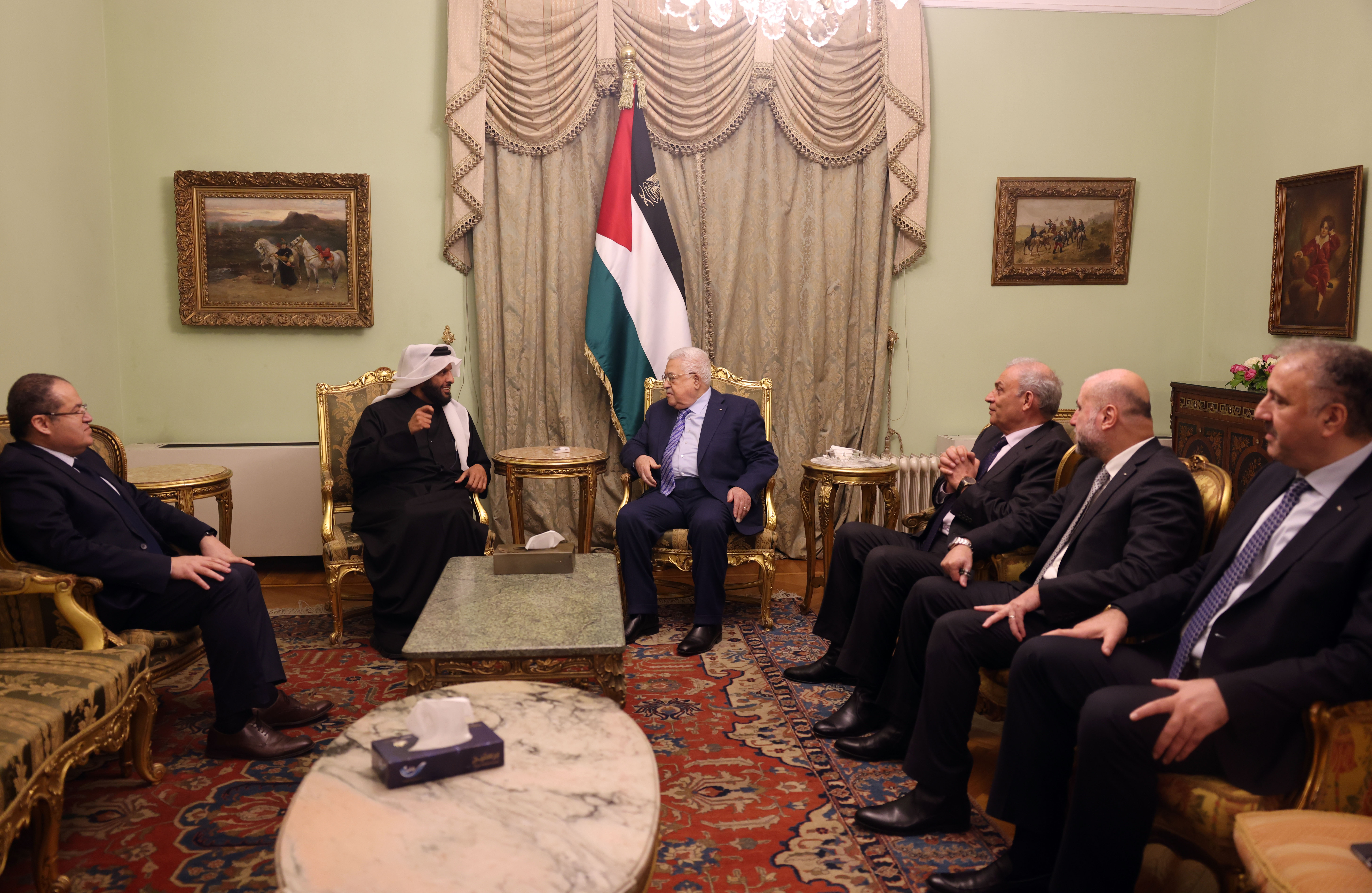الرئيس لدى استقباله رئيس مجلس أمناء الصناديق الإنسانية بمنظمة التعاون الإسلامي (تصوير: ثائر غنايم)